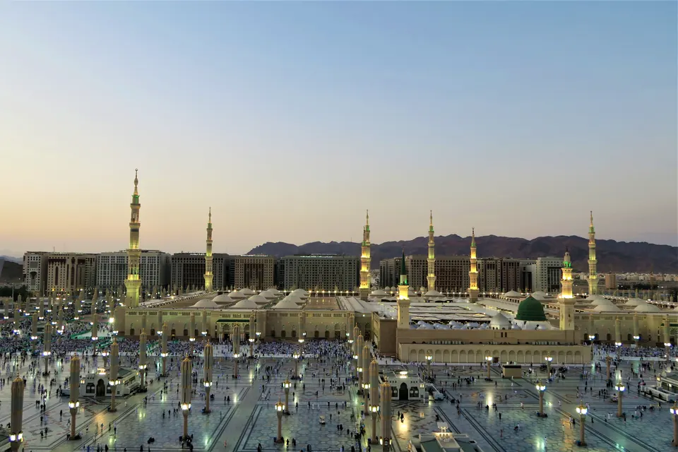 Masjid an-Nabawi in Madinah illuminated at dusk
